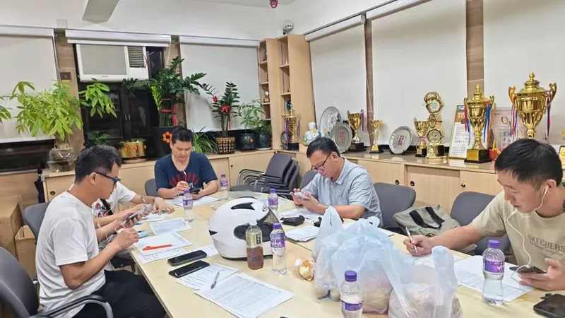 香港建造業總工會屬會理幹事及義工進行會員電訪,關心會員就業情況