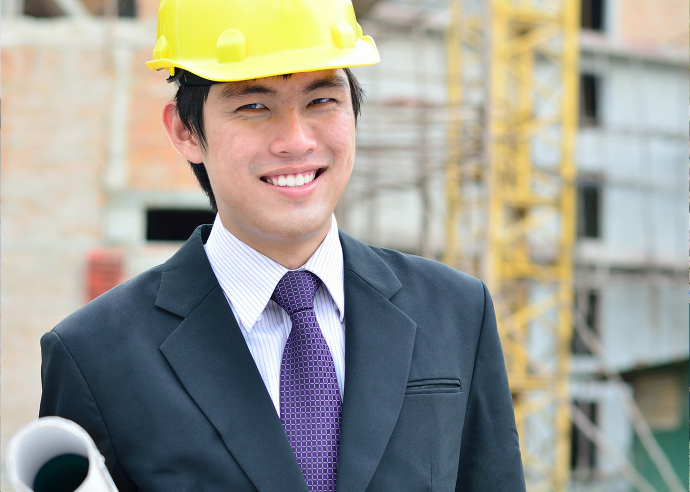 VTC 職業辭典「建築信息模擬工程師」配圖:工程師戴安全帽、手持圖則在工地
